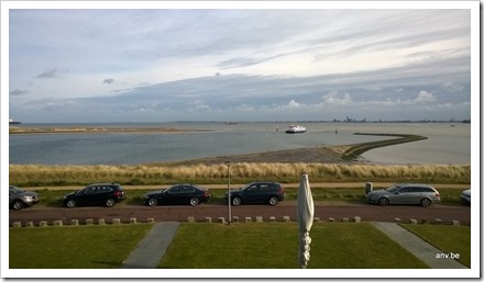 Uitzicht vanaf het balkon. Ik zou de gasten vragen die parkeerplaatsen enkel voor laden en lossen te gebruiken omwille van het uitzicht.