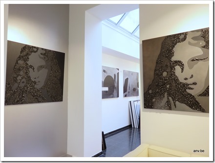 Paintings with coal by An Vanderlinden @ Chadeeni, right after installation (the floor will be empty on sunday ;-))