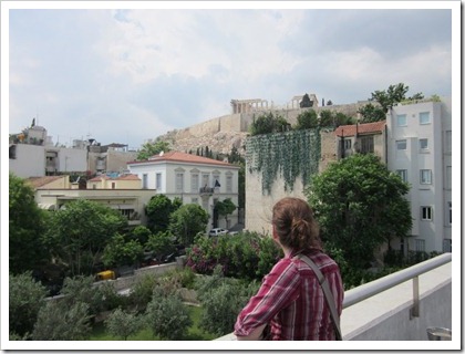 vanaf het terras van het Akropolis Museum zie je het Parthenon staan