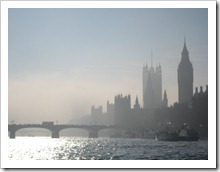 Londen, zon breekt door de ochtendmist