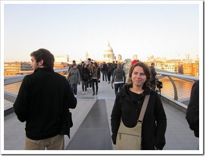 AnV op de millenium bridge in Londen