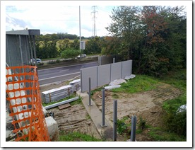 aanbouw geluidsmuur aan brug