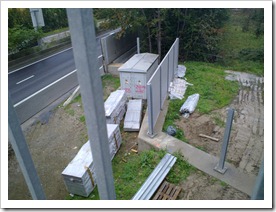 aanbouw geluidsmuur rond electriciteitscabine