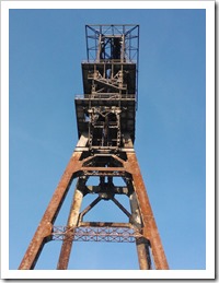 Schachttoren steenkoolmijn Houthalen. Roest...