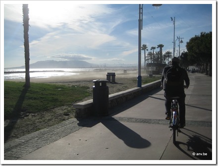 Fietsen langs het strand. Malga ligt in de verte.