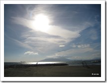 Prachtige avondlucht boven de zee. Malga ligt in de verte.